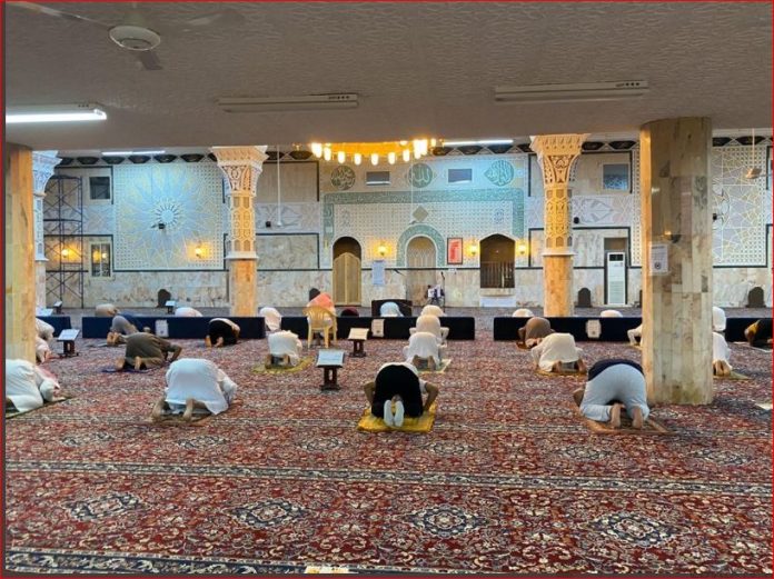 Worshippers return to Saudi mosques as lockdown eases
