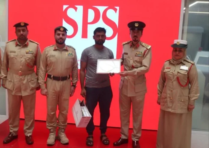 UAE Driver returned a bag full of notes to police, police honored